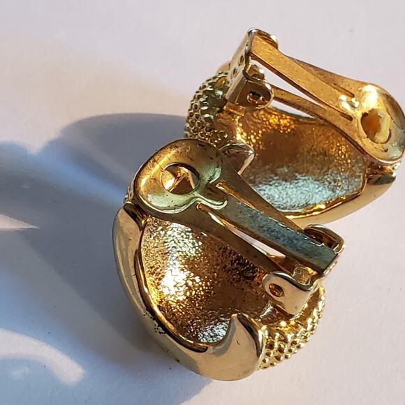 Vintage Gold tone metal chunky slip on earrings 1" Excellent condition - Picture 5 of 7